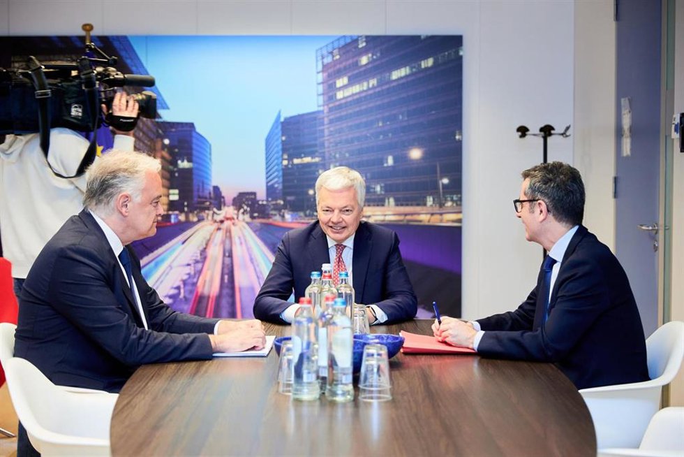 Archivo - El vicesecretario de Institucional del PP, Esteban González Pons; el comisario de Justicia de la UE, Didier Reynders, y el ministro de Presidencia, Justicia y Relaciones con las Cortes, Félix Bolaños, durante una reunión para desbloquear el CG