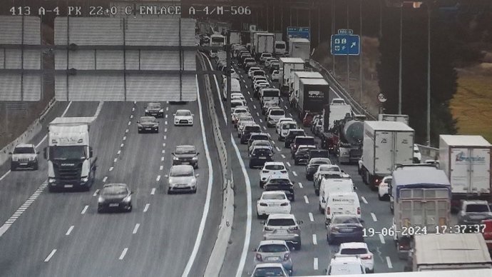 La colisión de un camión y un coche, sin heridos graves, deja varfios kilómetros de atasco en la A-3 en Pinto