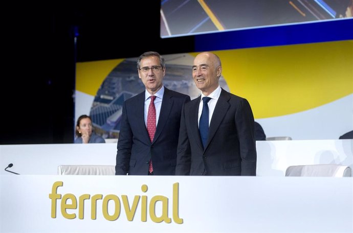 Archivo - El consejero delegado de Ferrovial, Ignacio Madridejos (i) y el presidente de Ferrovial, Rafael del Pino (d)