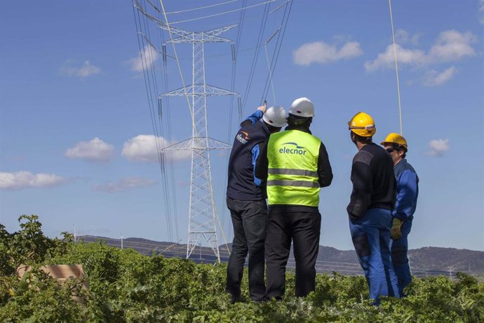 Archivo - Trabajadores de Elecnor