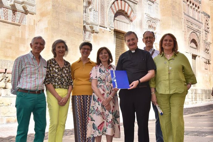 Archivo - Representantes del Cabildo Catedral de Córdoba y de Manos Unidas.