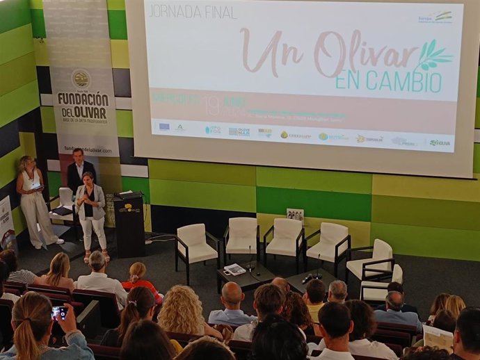 Soledad Aranda interviene en la jornada.