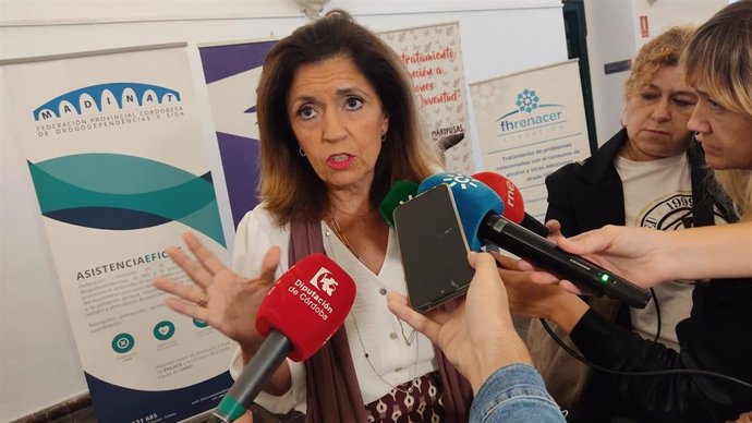 Archivo - La delegada territorial de Salud y Consumo de la Junta de Andalucía en Córdoba, María Jesús Botella, atiende a los periodistas en una imagen de archivo.