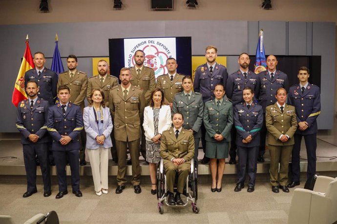 Margarita Robles recibe en audiencias a los dos militares participarán en los Juegos Olímpicos de París