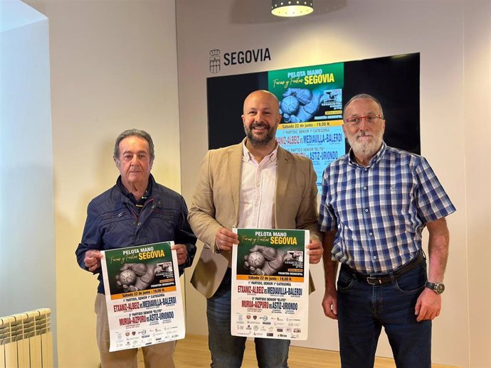 El vicepresidente de CD Skurfers, Gerardo de la Fuente (izda), el concejal de Deportes, Jesús Garrido y el presidente del club, Pedro Elías Casado