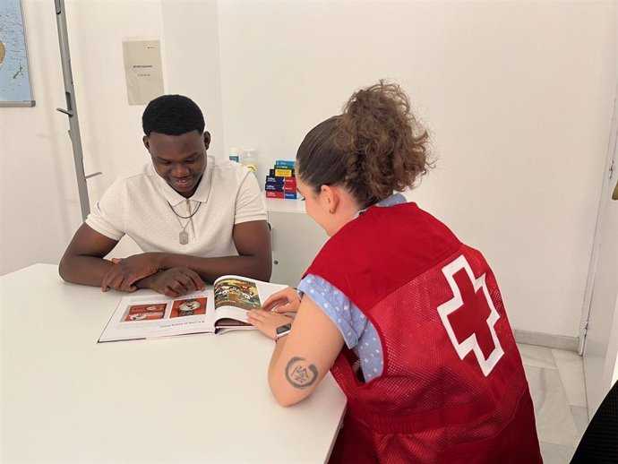 Fode con una voluntaria de Cruz Roja.