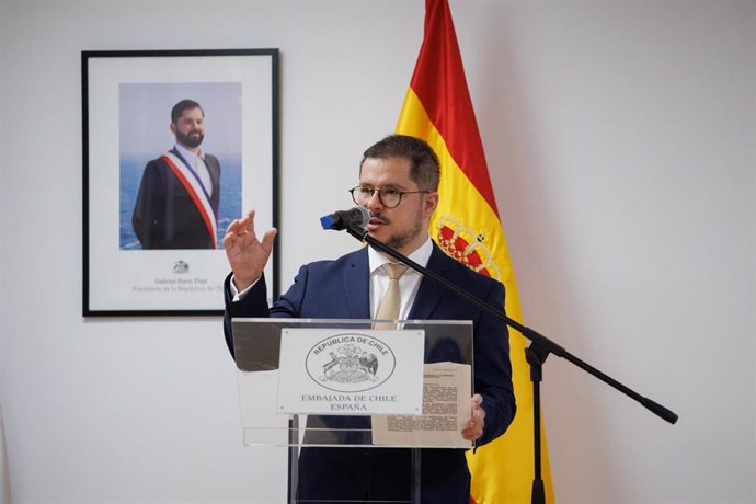 Archivo - El embajador de Chile en España, Javier Velasco Villegas, interviene en la condecoración a la UME por su papel en los incendios de Chile, en la Embajada de Chile en Madrid, a 24 de marzo de 2023, en Madrid (España). La ministra de Defensa de Chi