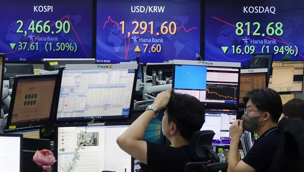 Archivo - 14 June 2022, South Korea, Seoul: A monitor in the dealing room of Hana Bank in Seoul shows the benchmark Korea Composite Stock Price Index (KOSPI).