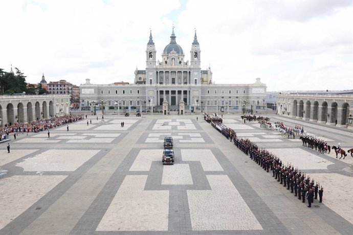 Vista general del relevo solemne de la Guardia Real desde balcón de la Plaza de Oriente con ocasión del X aniversario de la Proclamación de Su Majestad el Rey, en el Palacio Real, a 19 de junio de 2024, en Madrid (España). La Familia Real ha presidido el 