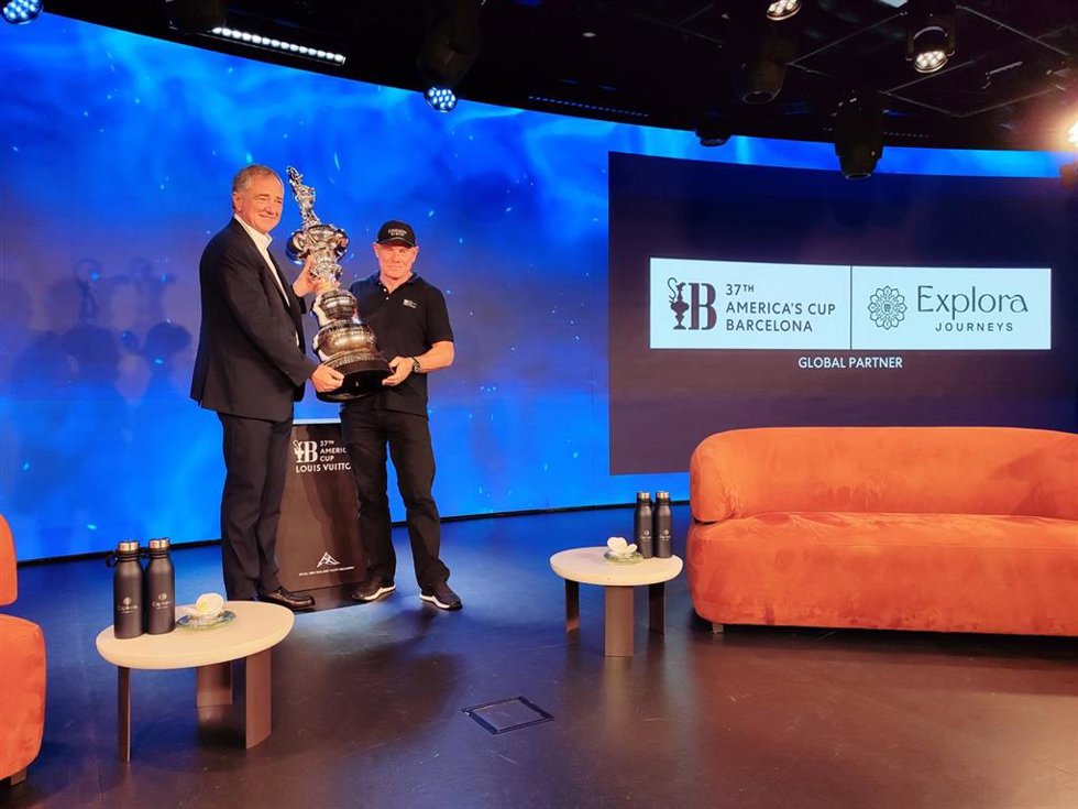 Pierfrancesco Vago (presidente ejecutivo de la División de Cruceros del Grupo MSC) y Grant Dalton, CEO de la 37 America's Cup de Barcelona 2024, sostienen el trofeo de la Copa América a bordo del Explora I de Explora Journeys, marca de lujo del Grupo M