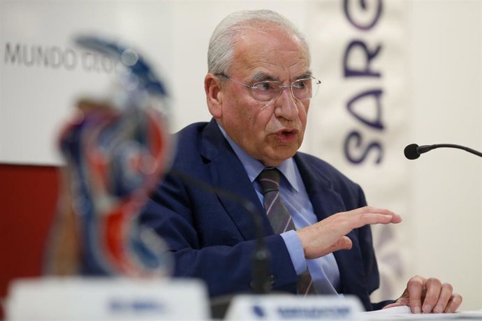 Archivo - El exvicepresidente del Gobierno, Alfonso Guerra, durante un coloquio 