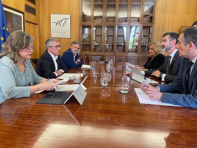 El consejero de Agricultura, Pesca, Agua y Desarrollo Rural, Ramón Fernández-Pacheco, ha mantenido una reunión en la sede del Ministerio para la Transición Ecológica y el Reto Demográfico con el secretario de estado de Medio Ambiente, Hugo Morán.