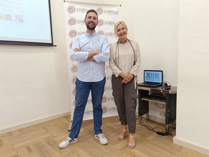 La concejal de Juventud y Cultura del Ayuntamiento de Jaén, María Espejo (d), acompañada por el responsable de comunicación de Fundación Caja Rural de Jaén, José Fernández Olmo (i).