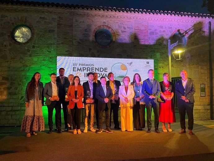 Empresas premiadas y autoridades posan en la foto final del acto.