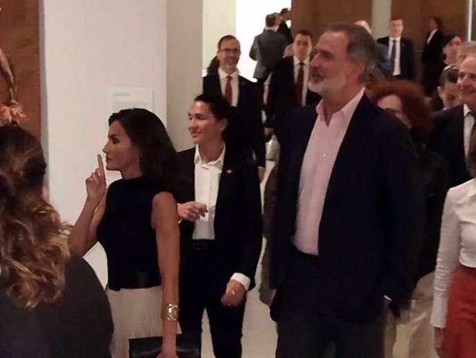 El Rey Felipe VI y la Reina Letizia han sorprendido a la Princesa de Asturias y la Infanta Sofía durante la visita que estaban realizando junto a un grupo de jóvenes de su edad a la Galería de las Colecciones Reales