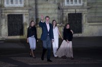 Los Reyes y sus hijas finalizan los actos del aniversario presenciando una actuación de Ara Malikian y un 'videomapping'