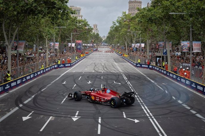 El piloto de F1 Carlos Sainz durante la celebración del Formula 1 Live Barcelona Road Show, en el Paseo de Gràcia, a 19 de junio de 2024, en Barcelona, Catalunya (España). Se trata de una exhibición de monoplazas del Mundial de Fórmula 1, en el marco del 