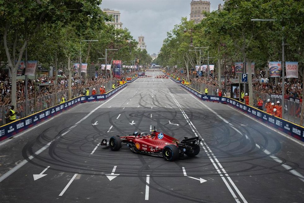 El piloto de F1 Carlos Sainz durante la celebración del Formula 1 Live Barcelona Road Show, en el Paseo de Grcia, a 19 de junio de 2024, en Barcelona, Catalunya (España). Se trata de una exhibición de monoplazas del Mundial de Fórmula 1, en el marco de