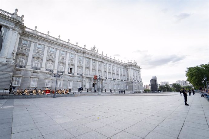 La Unidad de Música de la Guardia Real actúa delante de la fachada de la puerta del Príncipe de Palacio Real con motivo del X aniversario de la proclamación del rey Felipe VI, a 19 de junio de 2024, en Madrid (España).  El 19 de junio de 2014 Felipe VI se