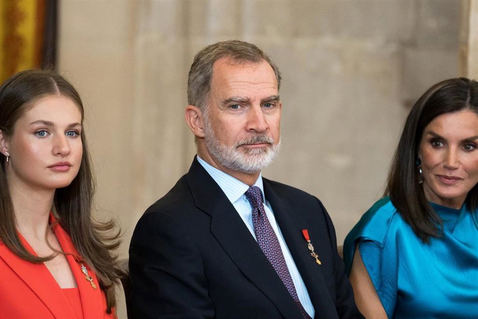 (I-D) La Princesa Leonor, el Rey Felipe VI y la Reina Letizia durante la imposición de condecoraciones con ocasión del X aniversario de la Proclamación de Su Majestad el Rey