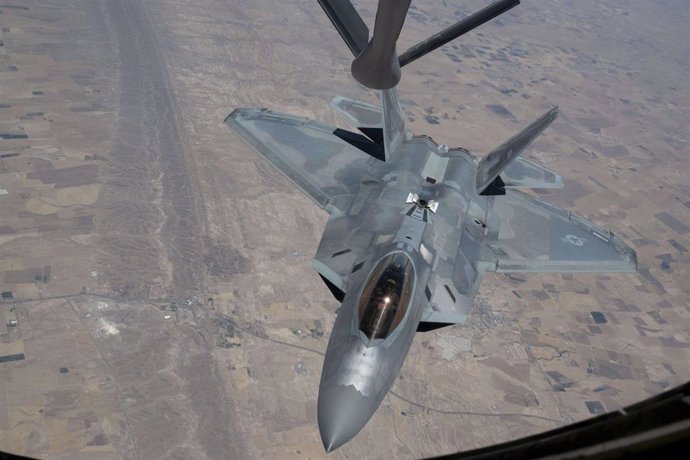 Archivo - Imagen de archivo de un caza estadounidense sobrevolando Siria