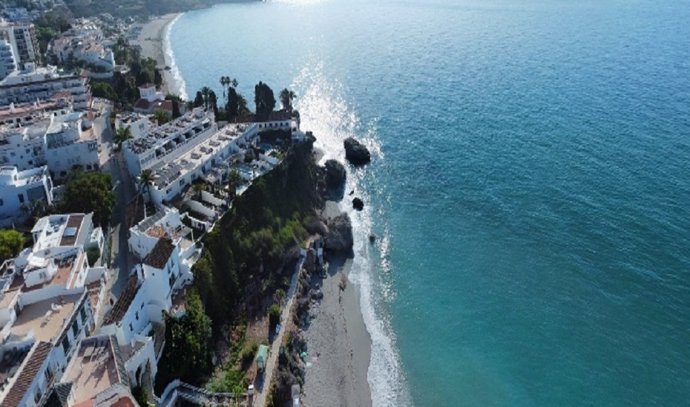 Playa del Carabeo en Nerja (Málaga)