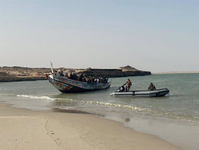 Una embarcación con decenas de migrantes interceptada por la Marina Real de Marruecos a unos 190 kilómetros de las costas de Dajla, en Sáhara Occidental