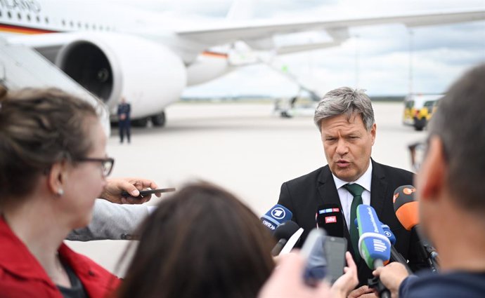19 June 2024, Brandenburg, Schoenefeld: German Minister for Economic Affairs and Climate Protection Robert Habeck makes a statement at the military section of Berlin Brandenburg Airport before his trip to South Korea and China. 