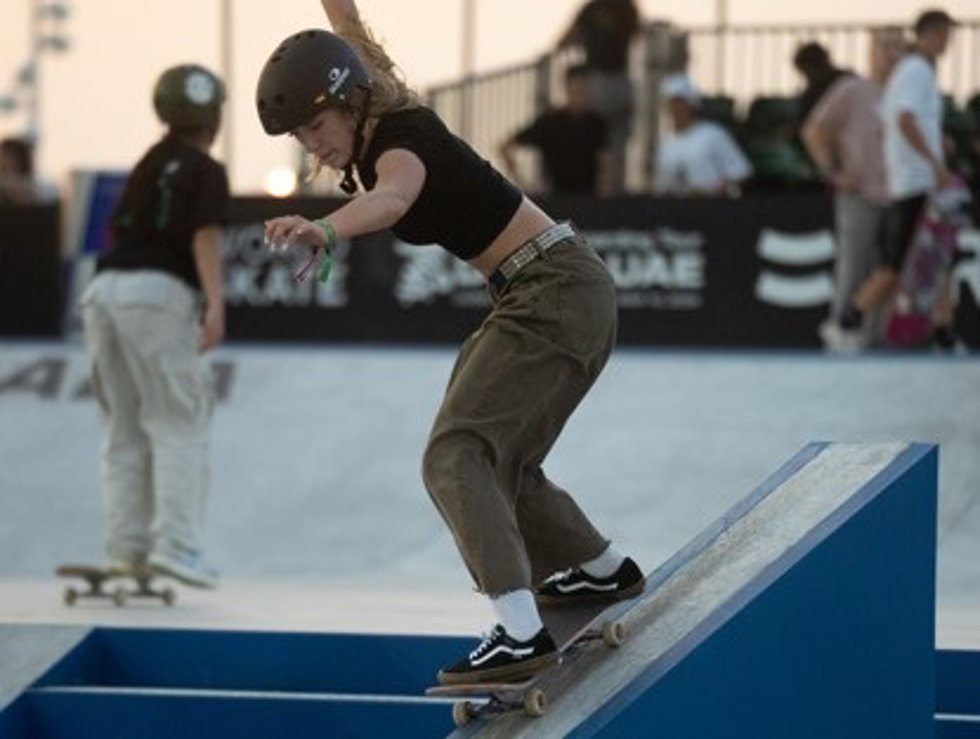 La skater española Daniela Terol realiza un truco.