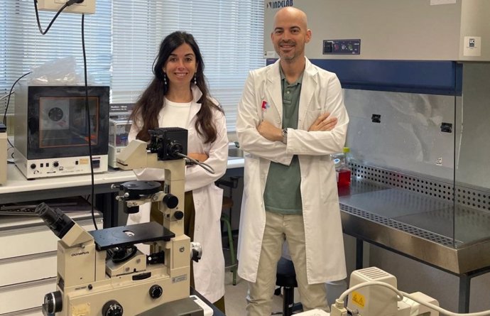 Los investigadores de IDIVAL Javier Riancho y Ana Santurtún en su laboratorio.