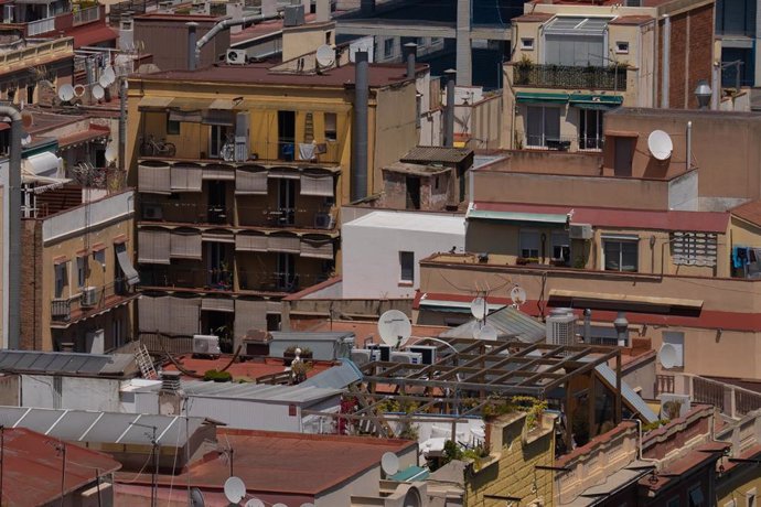 Archivo - Varios edificios de viviendas vistos desde el mirador del Poble Sec,  a 17 de mayo de 2023, en Barcelona, Cataluña (España). 