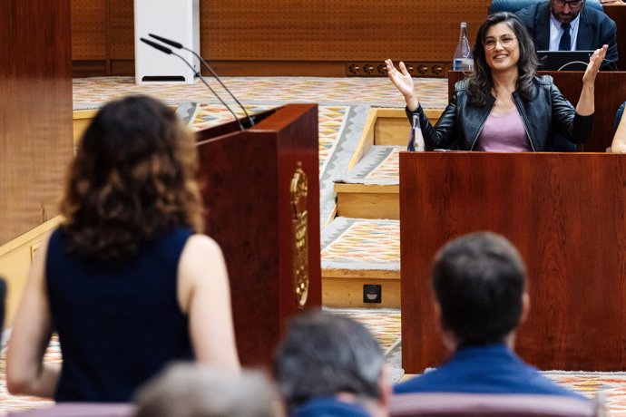 La portavoz de Más Madrid en la Asamblea de Madrid, Manuela Bergerot, mientras interviene la presidenta de la Comunidad de Madrid, durante un pleno en la Asamblea de Madrid, a 20 de junio de 2024, en Madrid (España).