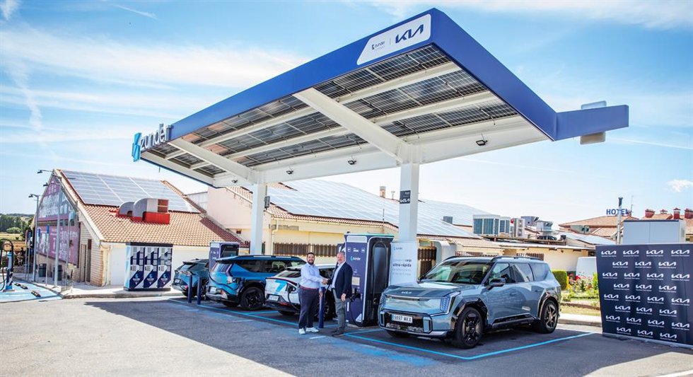 Kia y Zunder firman un acuerdo para ofrecer a los clientes un precio especial al recargar el coche.