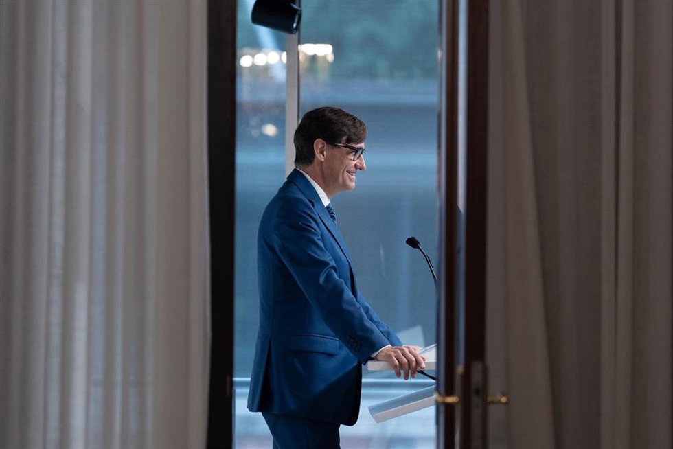 El primer secretario del PSC, Salvador Illa, ofrece una rueda de prensa tras su reunión con el presidente del Parlament, Josep Rull, en la segunda ronda de consultas para proponer un candidato a la Presidencia de la Generalitat, en el Parlament, a 19 de