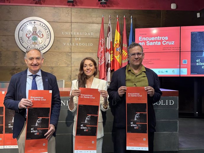 El rector de la UVa, Antonio Largo; la vicerrectora de Comunicación, Cultura y Deporte, Rebeca San José, y el coordinador del Foro de la Cultura, Óscar Blanco, presentan los VI Encuentros de Santa Cruz.