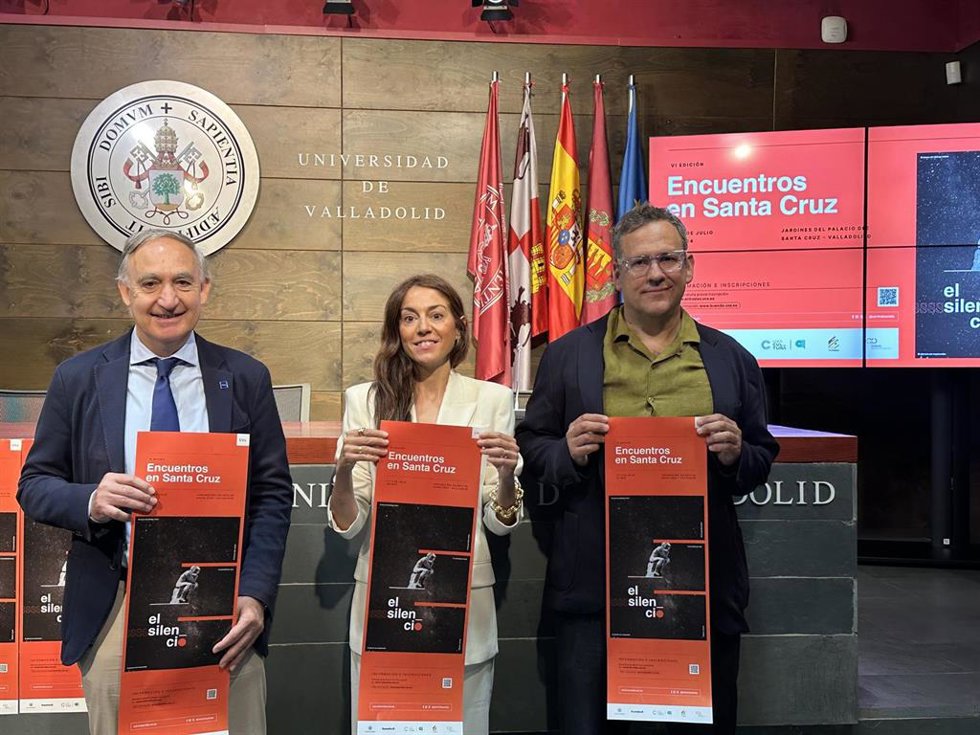 El rector de la UVa, Antonio Largo; la vicerrectora de Comunicación, Cultura y Deporte, Rebeca San José, y el coordinador del Foro de la Cultura, Óscar Blanco, presentan los VI Encuentros de Santa Cruz.