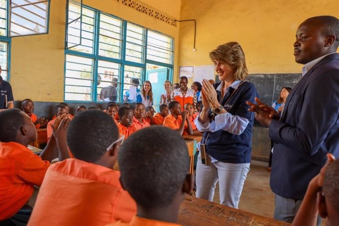 Visita de Magdalena Brier, directora general de ProFuturo, a una de las escuelas del Campo de Refugiados de Mahama.