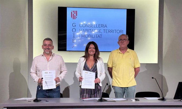 Joan Carles Verd y Marta Vidal tras la firma del convenio