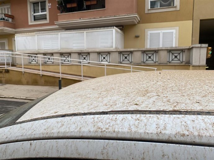Archivo - Vehículos y mobiliario urbano en Palma sucio de lluvia de barro.