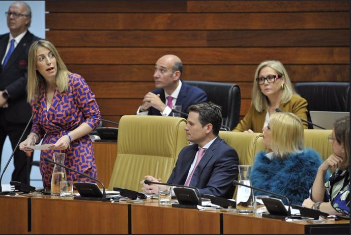 La presidenta de la Junta de Extremadura, María Guardiola, en el pleno de la ASamblea de Extremadura