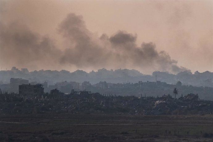 Archivo - Columna de humo tras un bombardeo del Ejército de Israel contra Beit Hanun, en el norte de la Franja de Gaza (archivo)