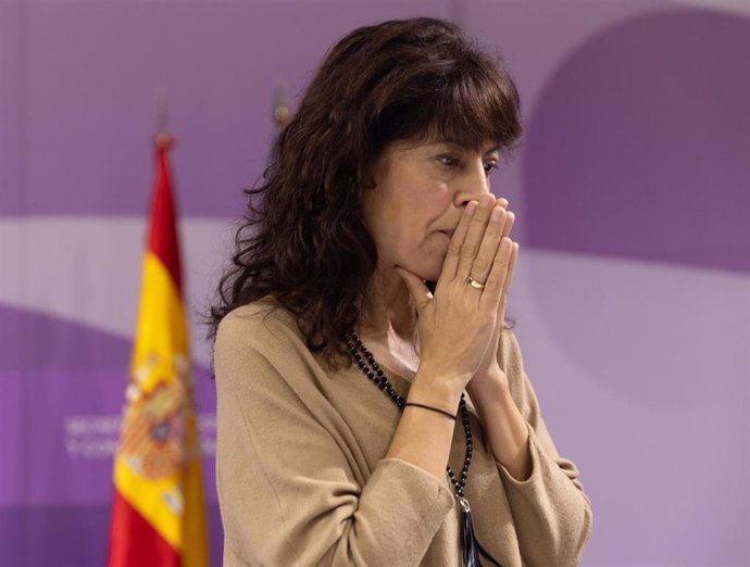 Archivo - La ministra de Igualdad, Ana Redondo, durante una rueda de prensa para hablar de los asesinatos de violencia de género, a 30 de noviembre de 2023, en Madrid (España). El Ministerio de Igualdad condena tres nuevos asesinatos por violencia de géne