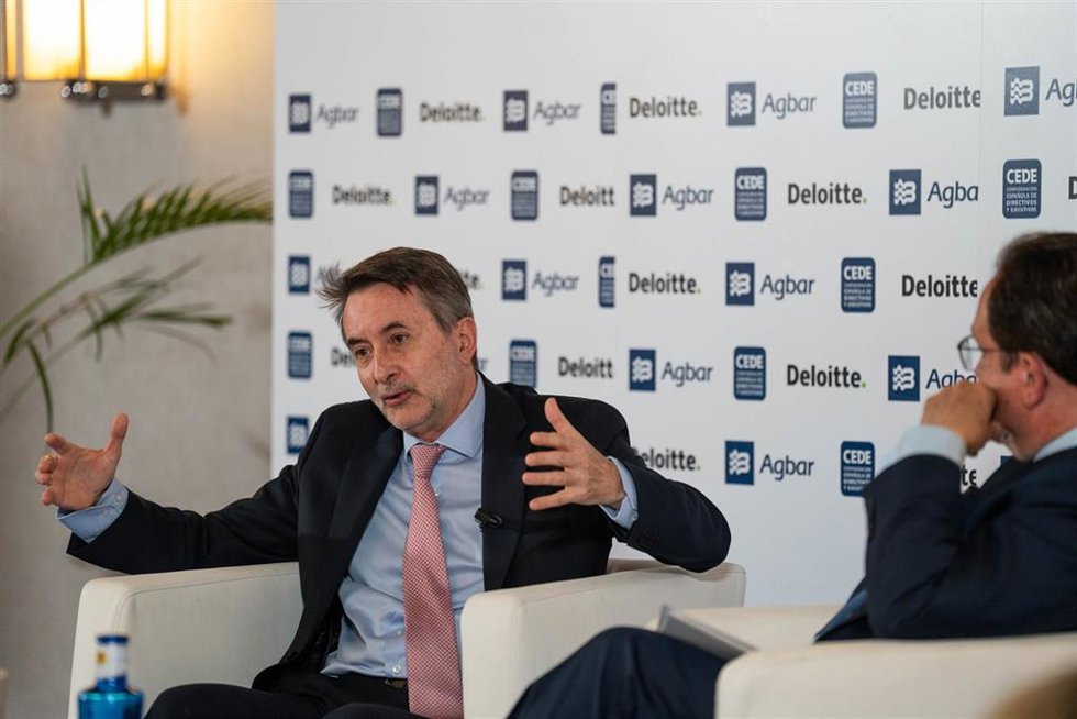 El consejero delegado de Repsol, Josu Jon Imaz (i), durante un desayuno informativo organizado por CEDE, en el Hotel Melia Castilla, a 20 de junio de 2024, en Madrid (España). El encuentro se desarolla bajo el título: 'Liderar en la transformación.