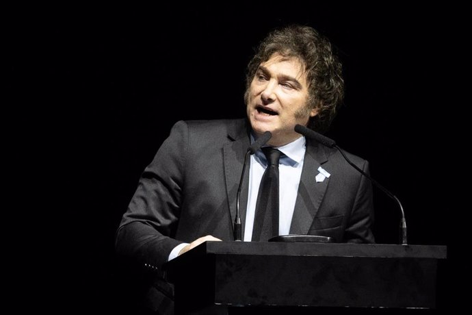 El presidente argentino, Javier Milei, durante la presentación de su libro ‘Capitalismo, socialismo y la trampa neoclásica’, en el Estadio Luna Park, a 22 de mayo de 2024, en Buenos Aires (Argentina). 