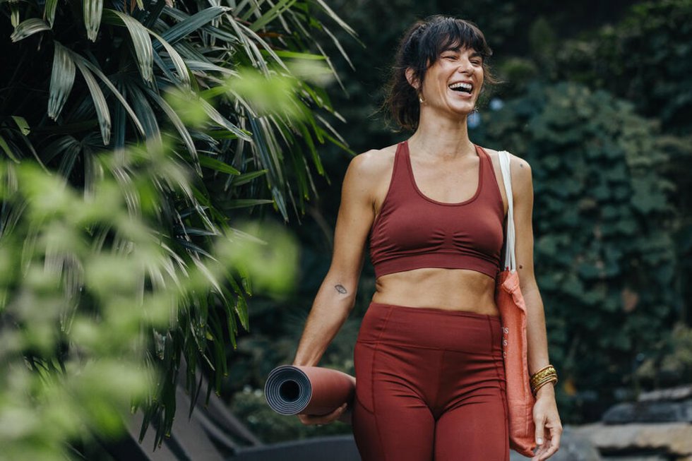 Modelo con uno de los conjuntos para practicar yoga de Decathlon