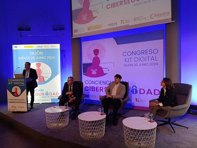 Inauguración del Congreso Kit Digital - Concienciación en Ciberseguridad, celebrado en el recinto ferial gijonés 'Luis Adaro'.