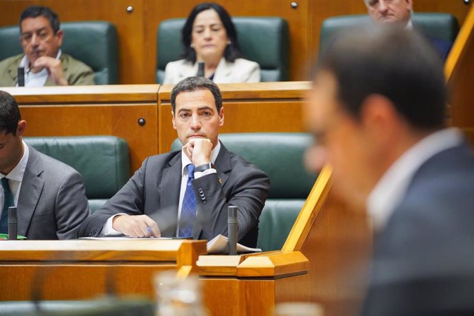 El candidato del PNV a lehendakari, Imanol Pradales, durante el pleno de designación del lehendakari del Gobierno Vasco, en el Parlamento Vasco, a 20 de junio de 2024, en Vitoria-Gasteiz, Álava, País Vasco (España). 