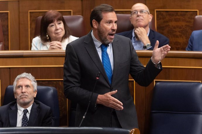 El ministro de Transportes y Movilidad Sostenible, Óscar Puente, interviene durante una sesión de control al Gobierno, en el Congreso de los Diputados, a 19 de junio de 2024, en Madrid (España). 