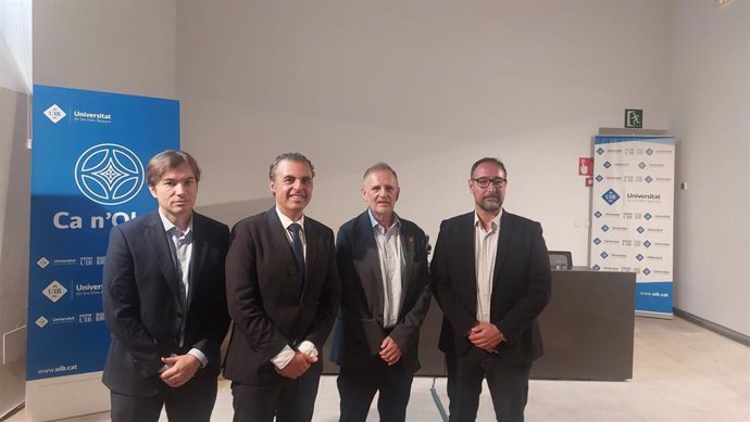 De izquierda a derecha, el director general de Universidades e Investigación, Sebastián Massanet, el conseller de Educación y Universidades, Antoni Vera, el rector de la UIB, Jaume Carot, y el vicerrector de Personal Docente de la UIB, Antoni Bordoy.