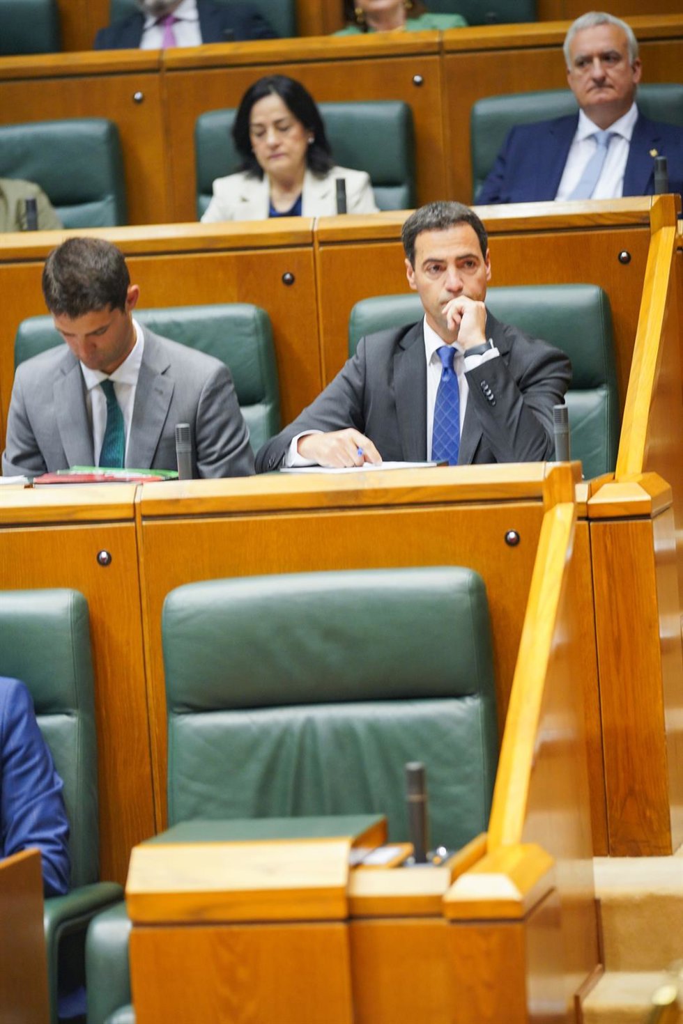 El candidato del PNV a lehendakari, Imanol Pradales, durante el pleno de designación del lehendakari del Gobierno Vasco, en el Parlamento Vasco, a 20 de junio de 2024, en Vitoria-Gasteiz.